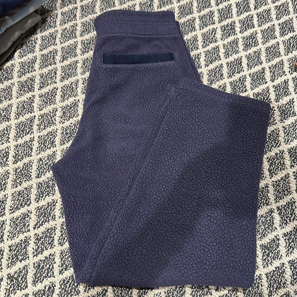 Patagonia navy fleece cropped joggers